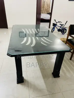 ছয় জনের ডাইনিং টেবিল