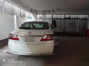টয়োটা প্রমিও ২০১০ পার্ল হোয়াইট