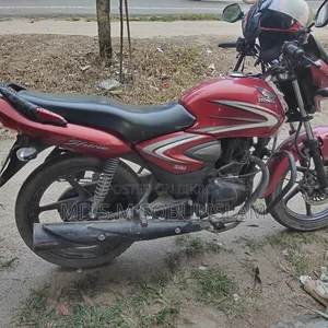 Honda CB 2016 Red