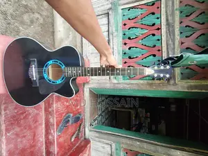 বিক্রির জন্য অ্যাকোস্টিক গিটার (ভালো অবস্থা)