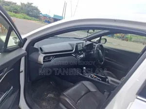 টয়োটা সি-এইচআর এক্সএলই প্রিমিয়াম এফডব্লিউডি (২.০এল ৪সাইল ২এএম) ২০১৮ সাদা