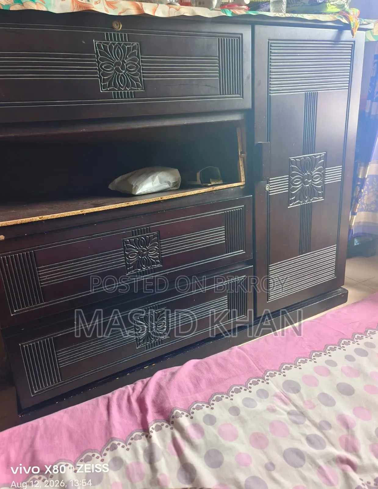 একটি ওয়ারড্রব বিক্রি হবে
