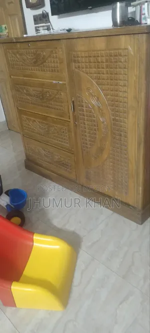 শগুন কাঠের ওয়ার্ডরোব