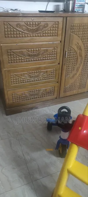 শগুন কাঠের ওয়ার্ডরোব