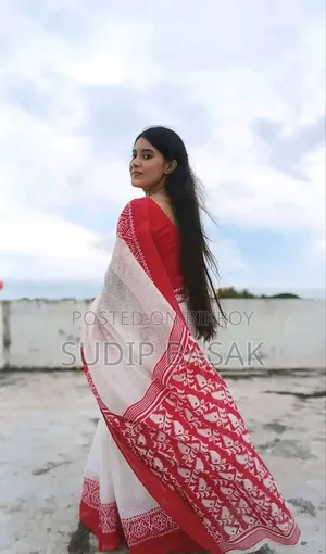 লাল সাদা শাড়ির আভা