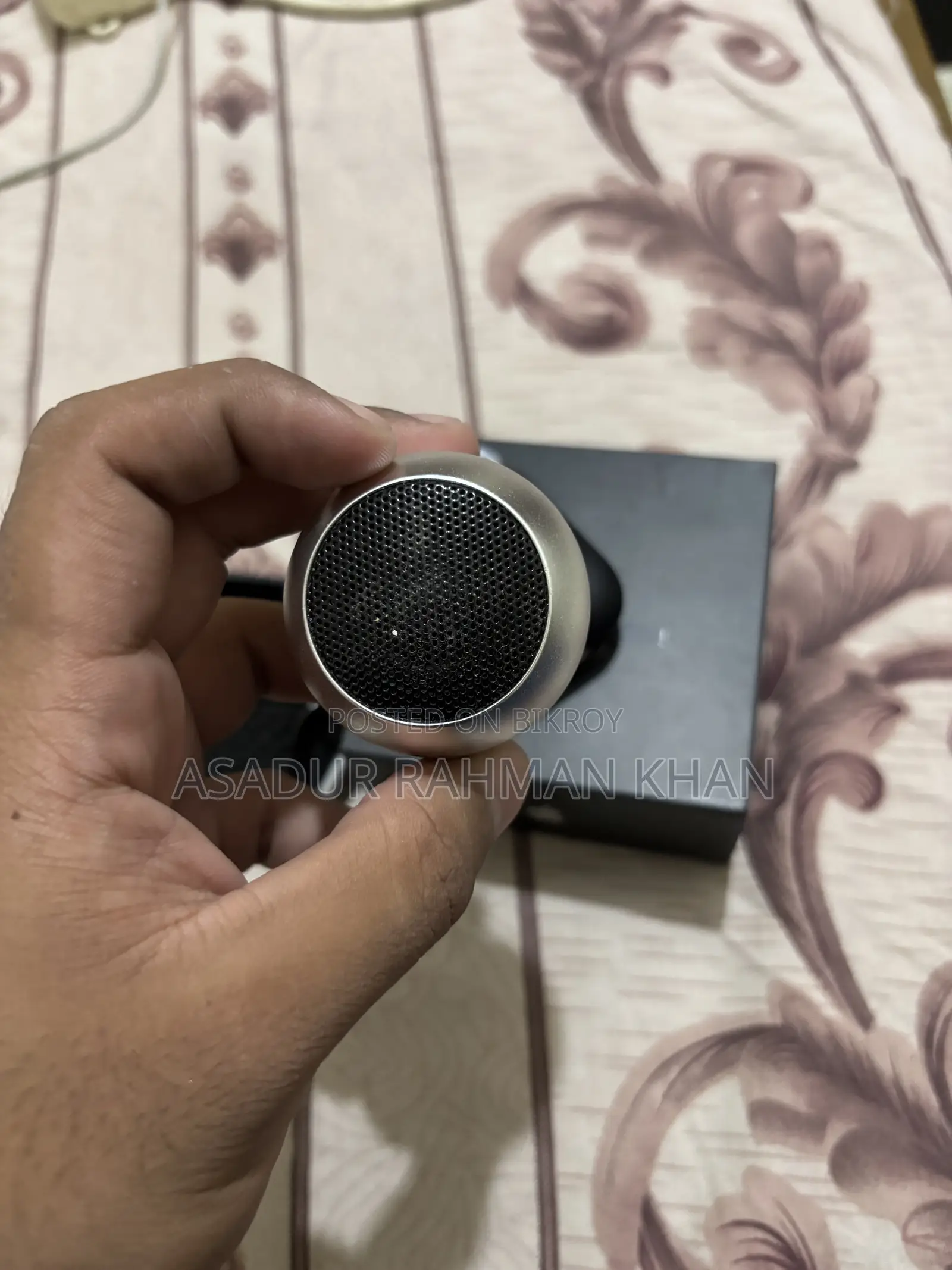 অ্যাপল এয়ারবাডস জেবিএল মিনি সাউন্ডবক্স