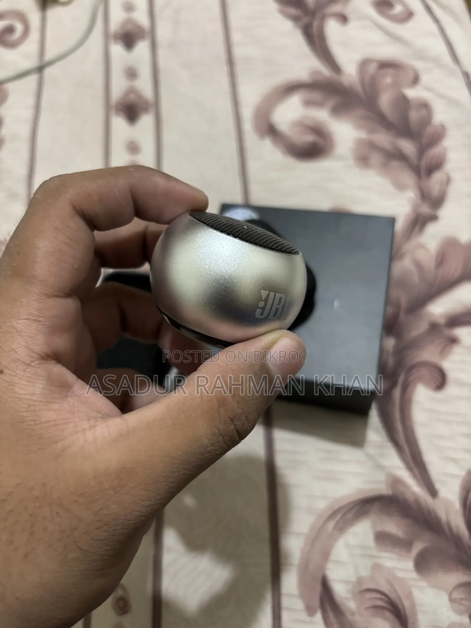 অ্যাপল এয়ারবাডস জেবিএল মিনি সাউন্ডবক্স