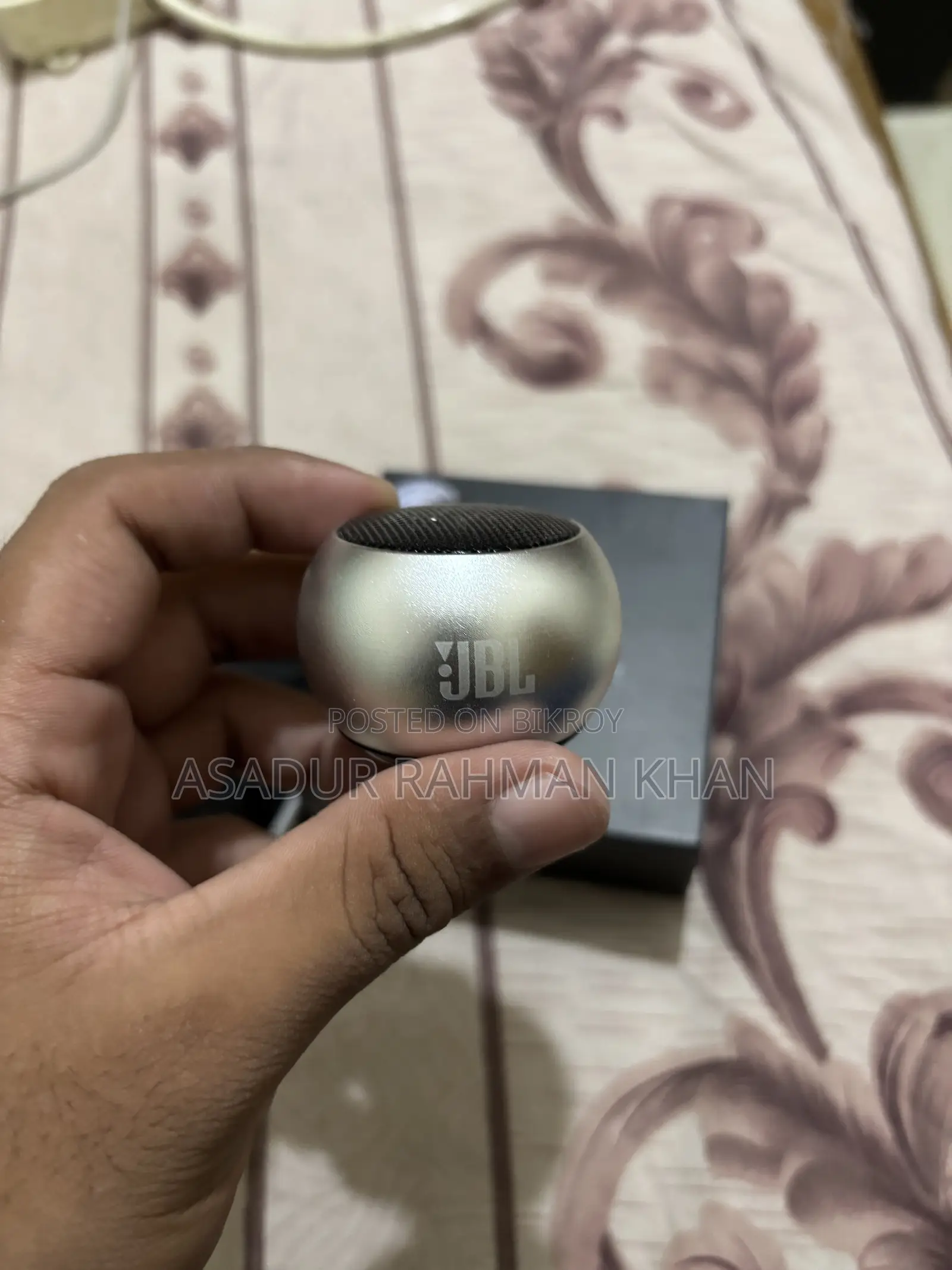 অ্যাপল এয়ারবাডস জেবিএল মিনি সাউন্ডবক্স