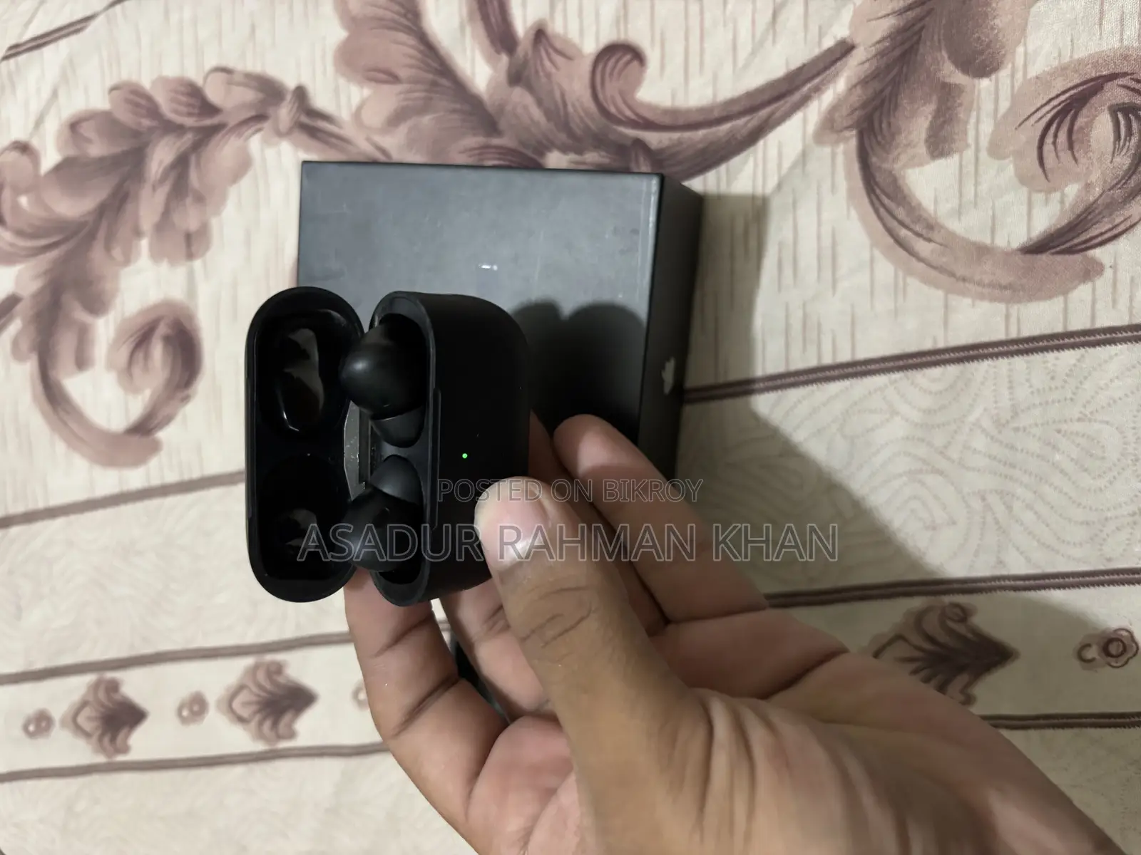 অ্যাপল এয়ারবাডস জেবিএল মিনি সাউন্ডবক্স