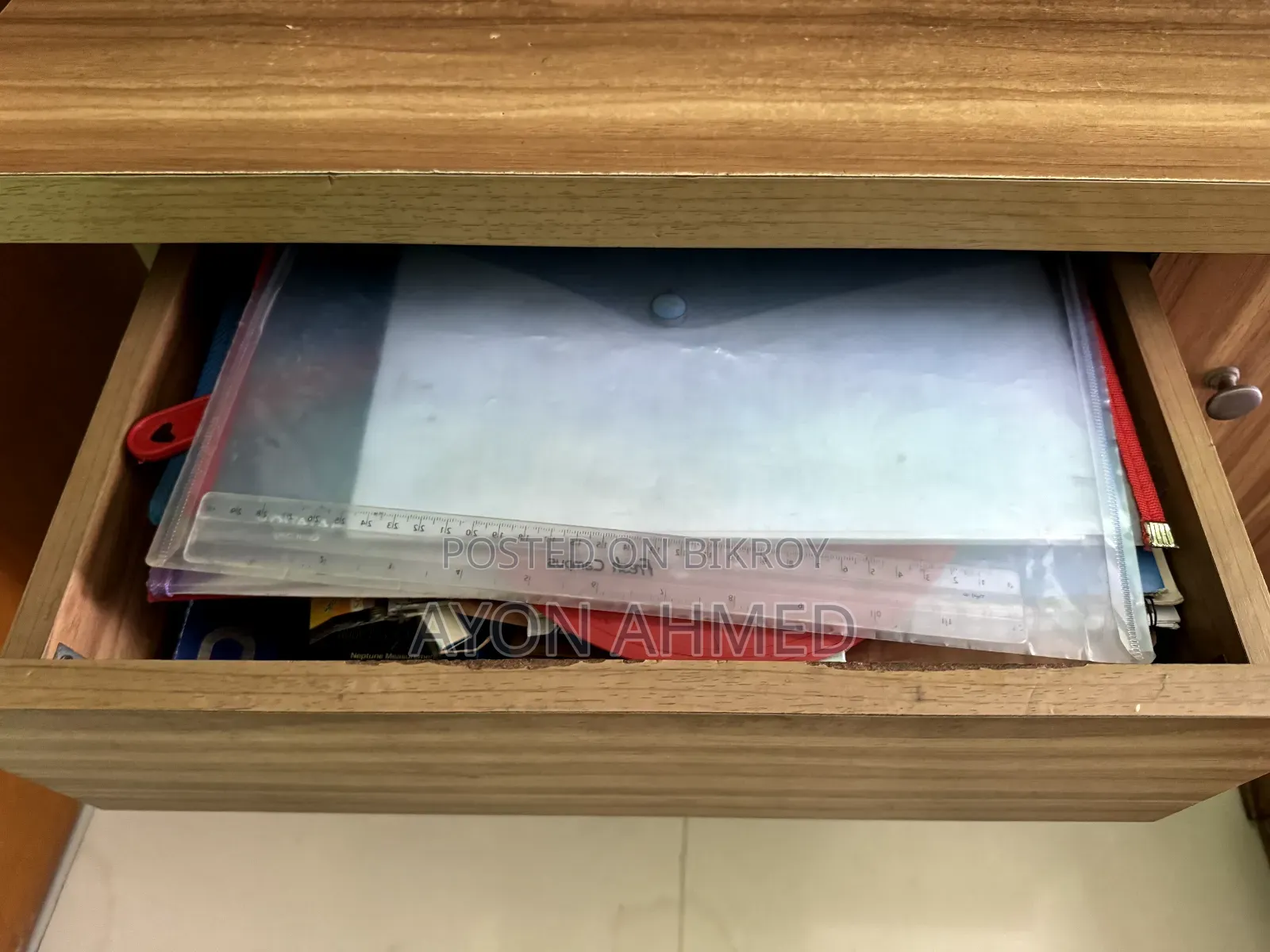 পড়ার টেবিল