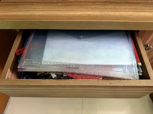 পড়ার টেবিল