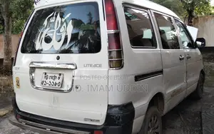 টয়োটা নোয়া ২০০৩ সাদা
