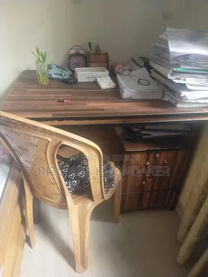 পড়ার টেবিল