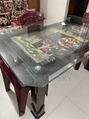 ডাইনিং টেবিল