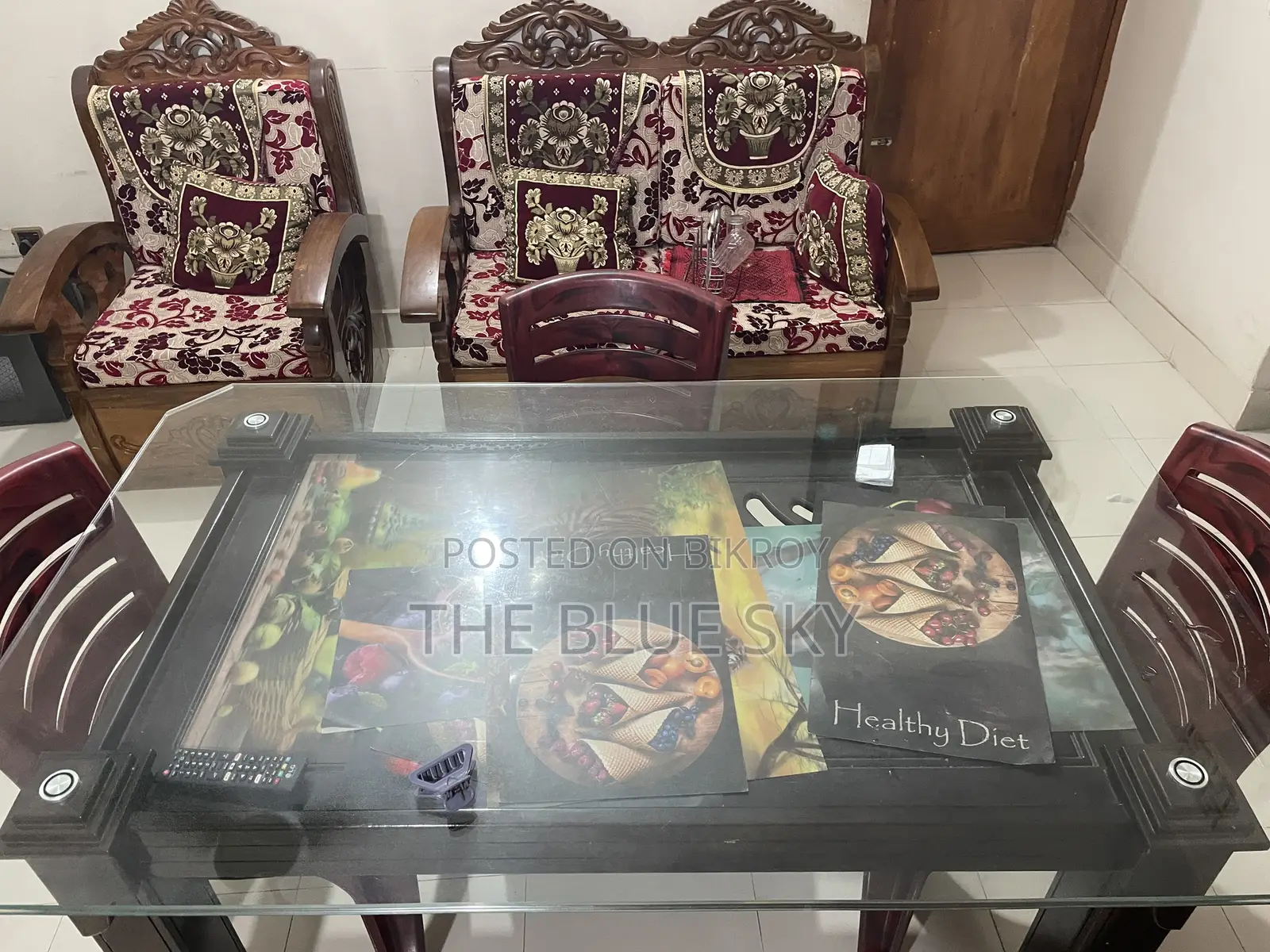 ডাইনিং টেবিল