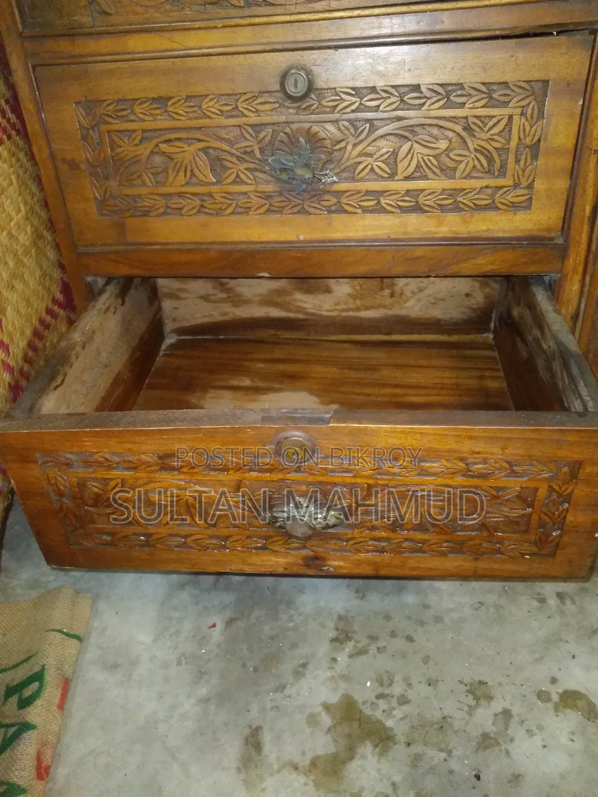 এন্টিক শোকেস ৬০ বছর পুরোনো