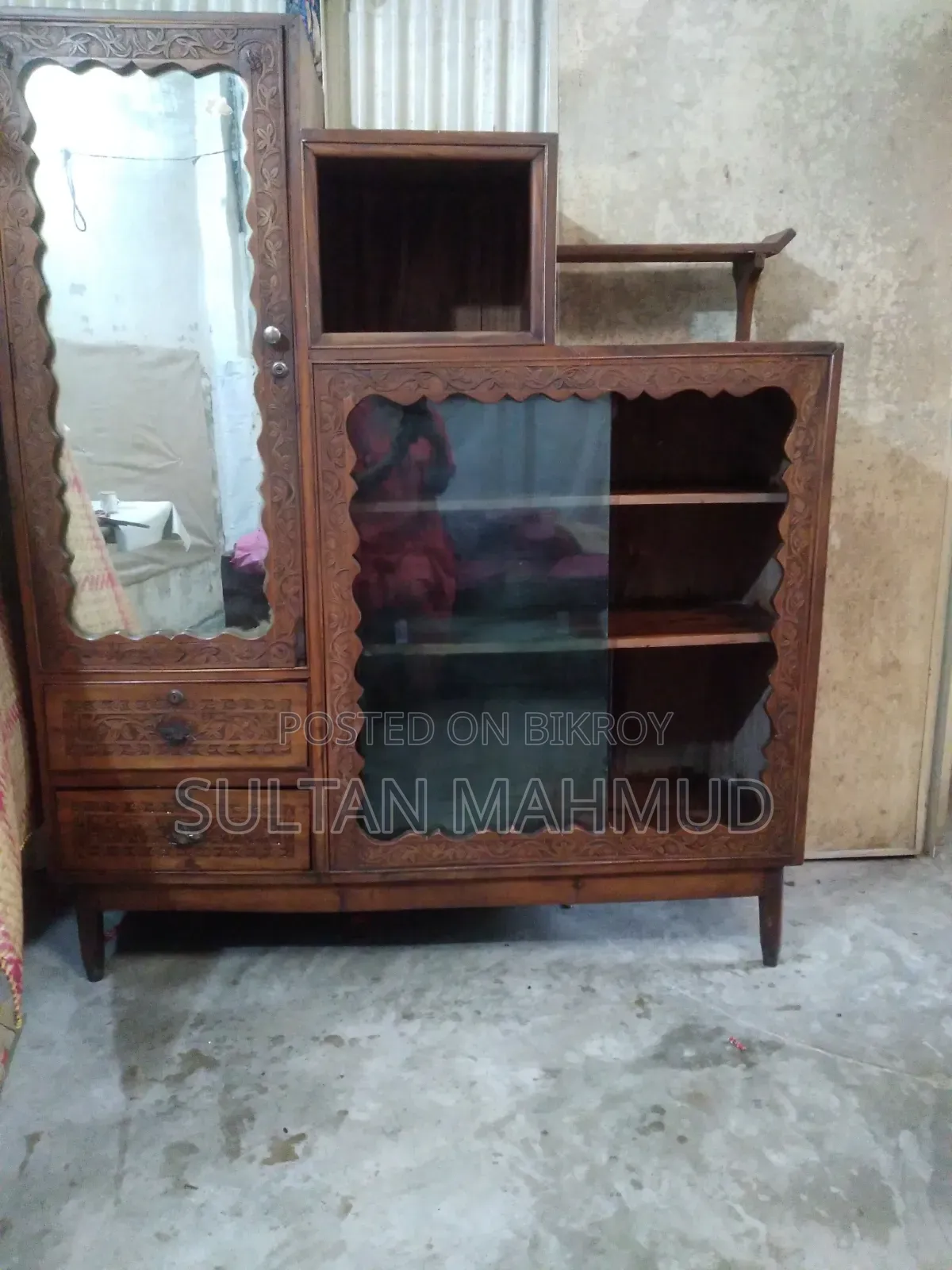 এন্টিক শোকেস ৬০ বছর পুরোনো
