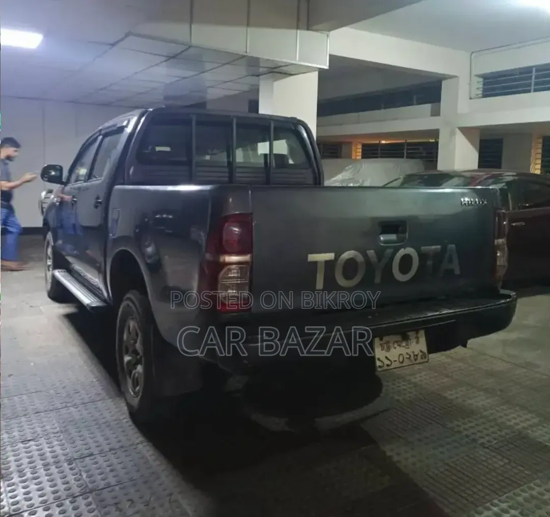 Toyota Hilux 2.5 D-4D 4X4 SRX 2010 Gray