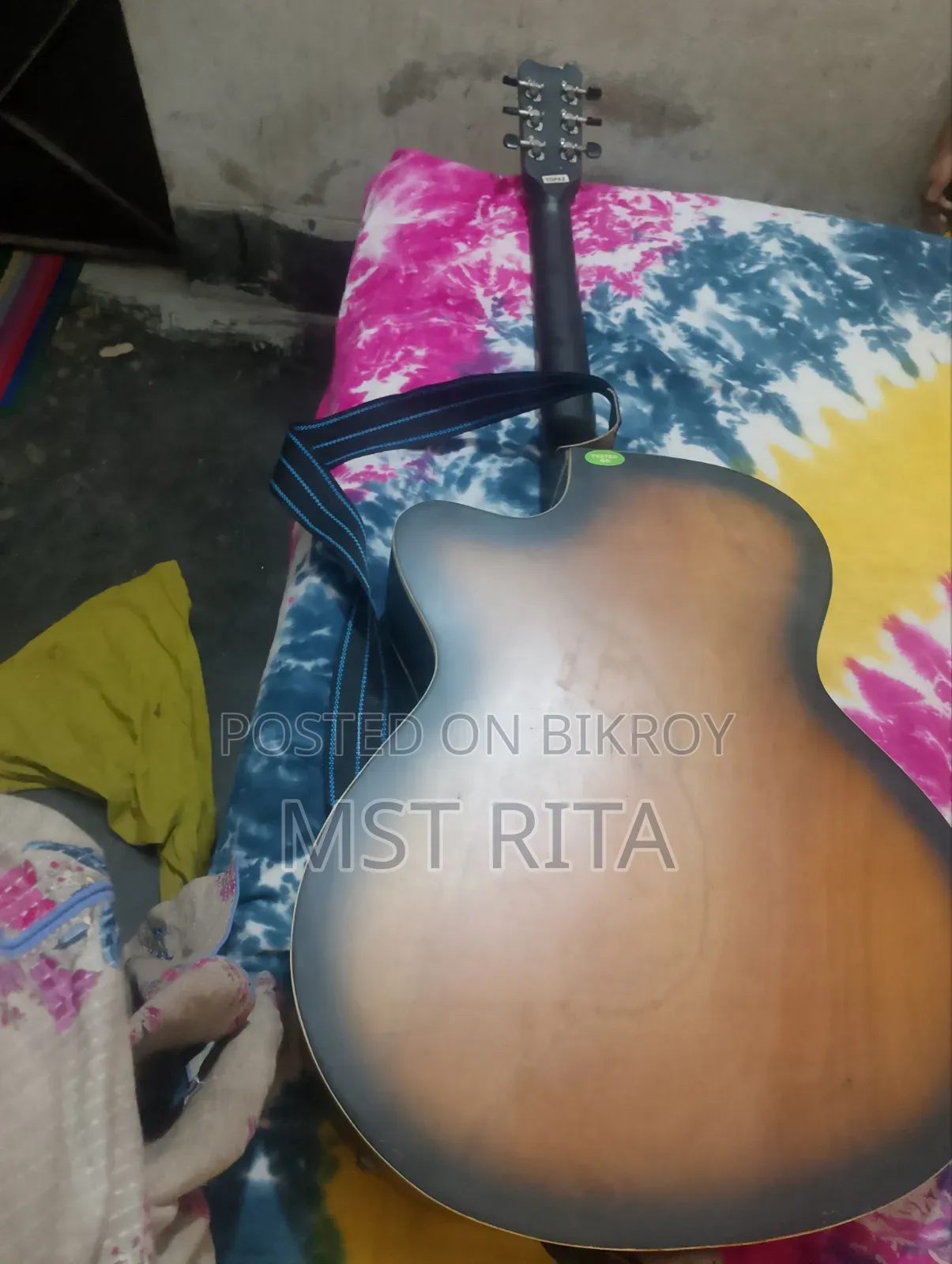 গিটারটি এখনো নতুন নতুন রয়েছে কোন স্কেচ পড়েনি খুব যত্ন রেখেছিলাম।