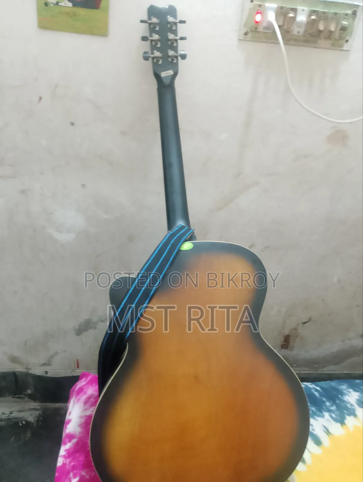 গিটারটি এখনো নতুন নতুন রয়েছে কোন স্কেচ পড়েনি খুব যত্ন রেখেছিলাম।