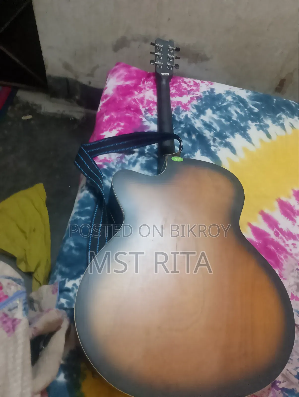 গিটারটি এখনো নতুন নতুন রয়েছে কোন স্কেচ পড়েনি খুব যত্ন রেখেছিলাম।