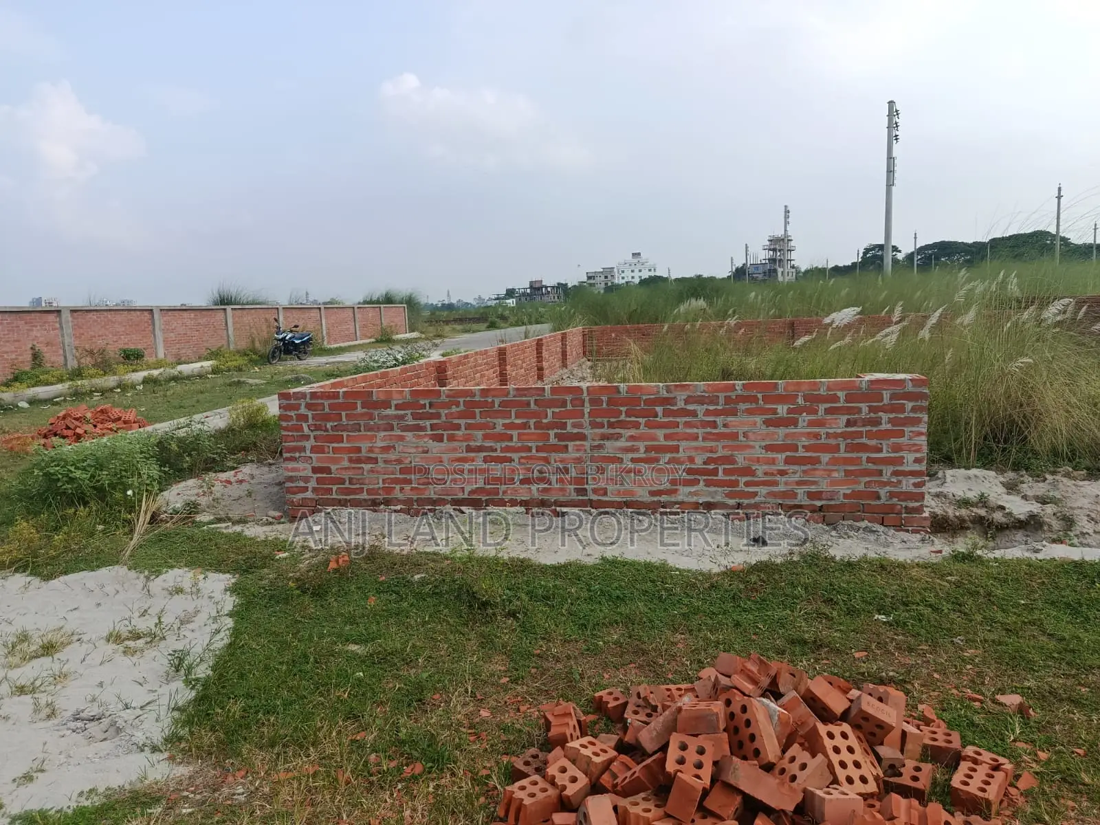 এন-ব্লক ৩-কাঠা ৪০'/২৫' রোড কর্নার প্লট বিক্রি