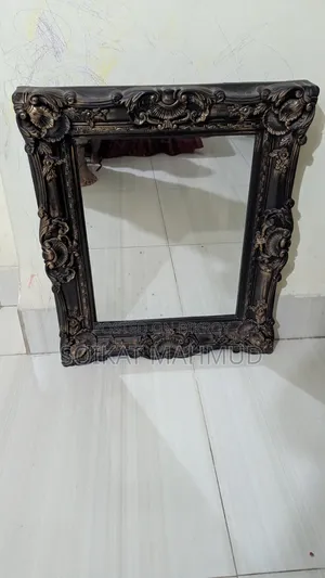 লুকিং গ্লাস বিক্রি হবে ১৫০০ টাকা। ঠিকানায় এসে নিতে হবে