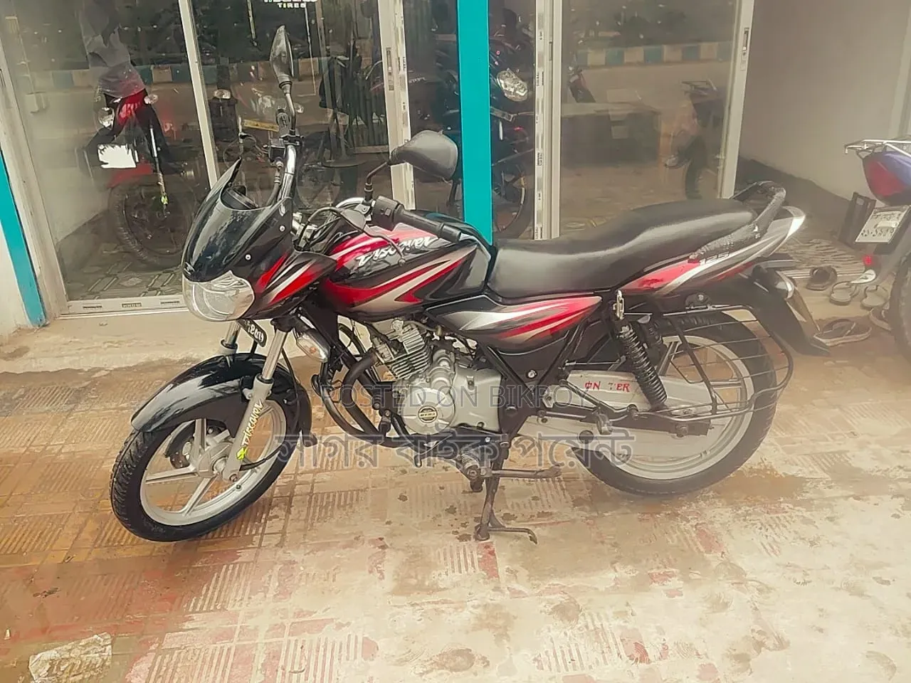 বাজাজ ডিসকভার ১২৫ ২০১৭ কালো