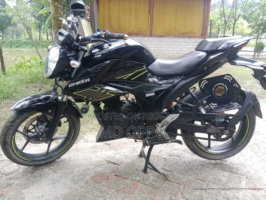 সুজুকি জিক্সার ২০২৪ কালো