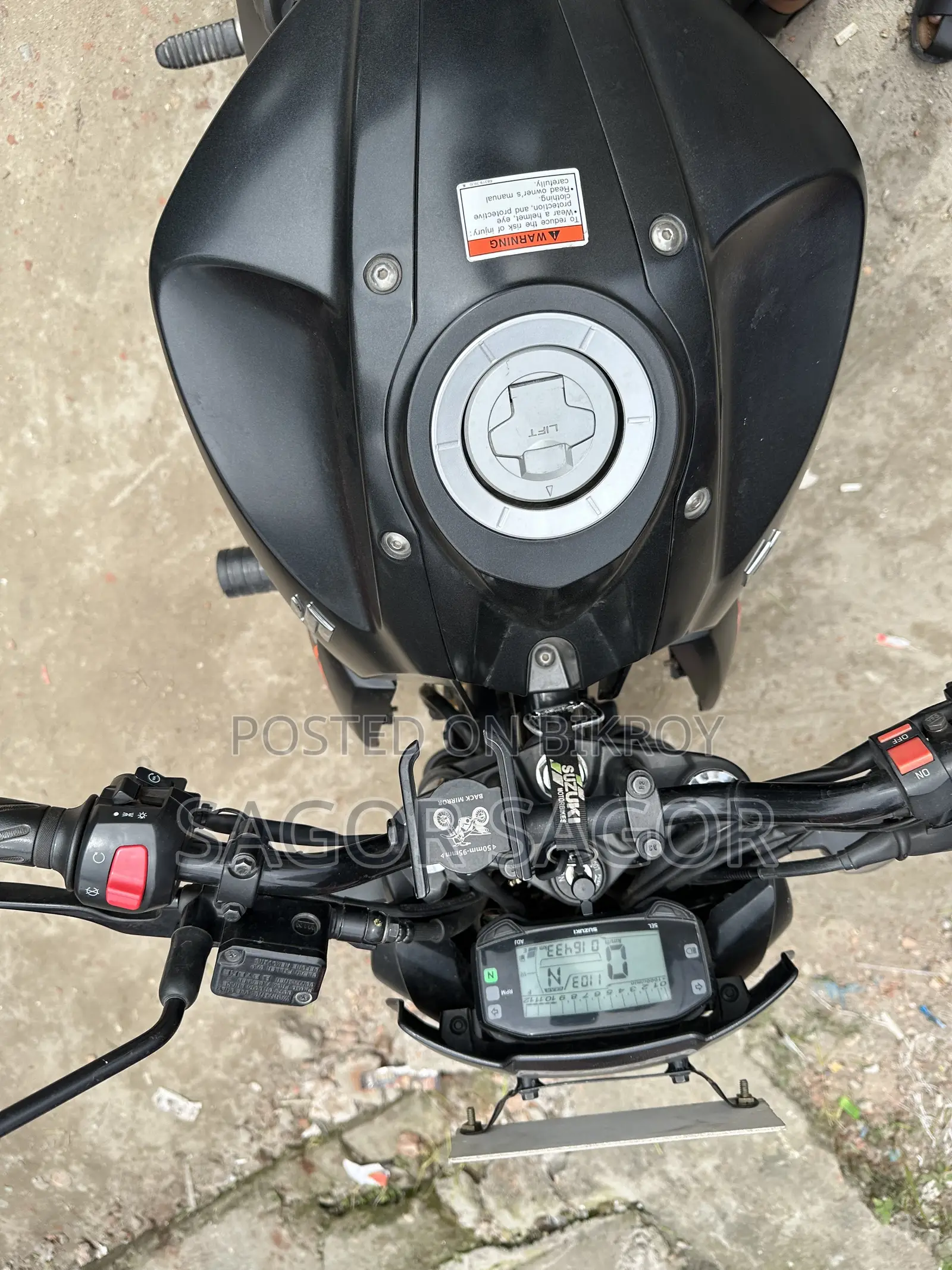 সুজুকি জিক্সার ২০২৩ কালো