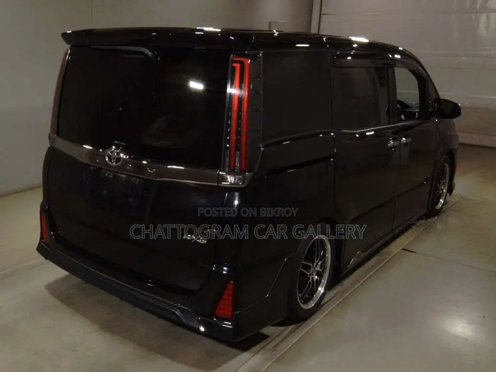 টয়োটা নোয়া ২০২১ কালো