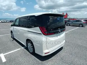 টয়োটা নোহা ২০২২ পার্ল