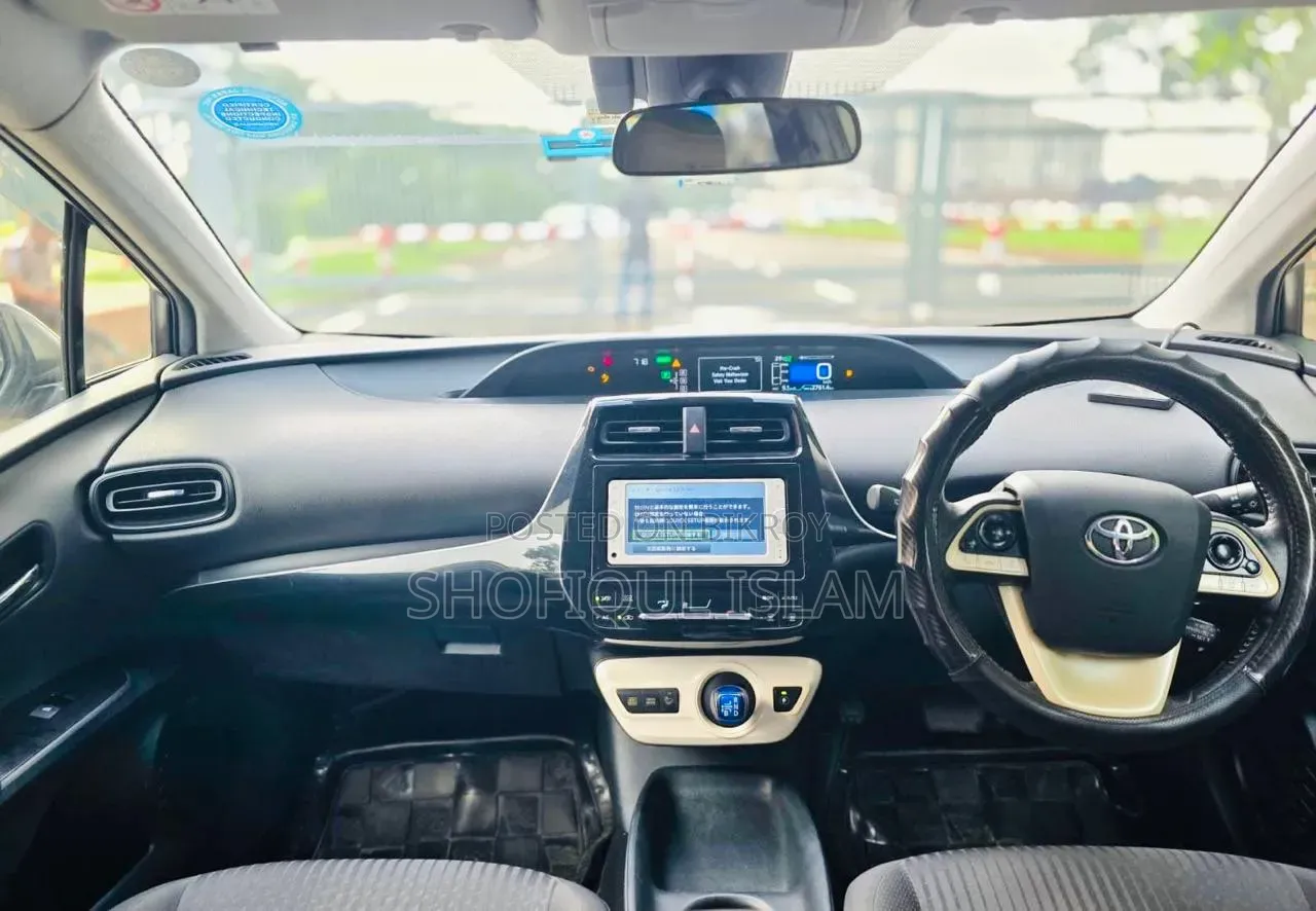 Toyota Prius Four 4dr Hatchback (1.8L 4cyl gas/electric hybrid CVT)