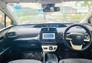 Toyota Prius Four 4dr Hatchback (1.8L 4cyl gas/electric hybrid CVT)