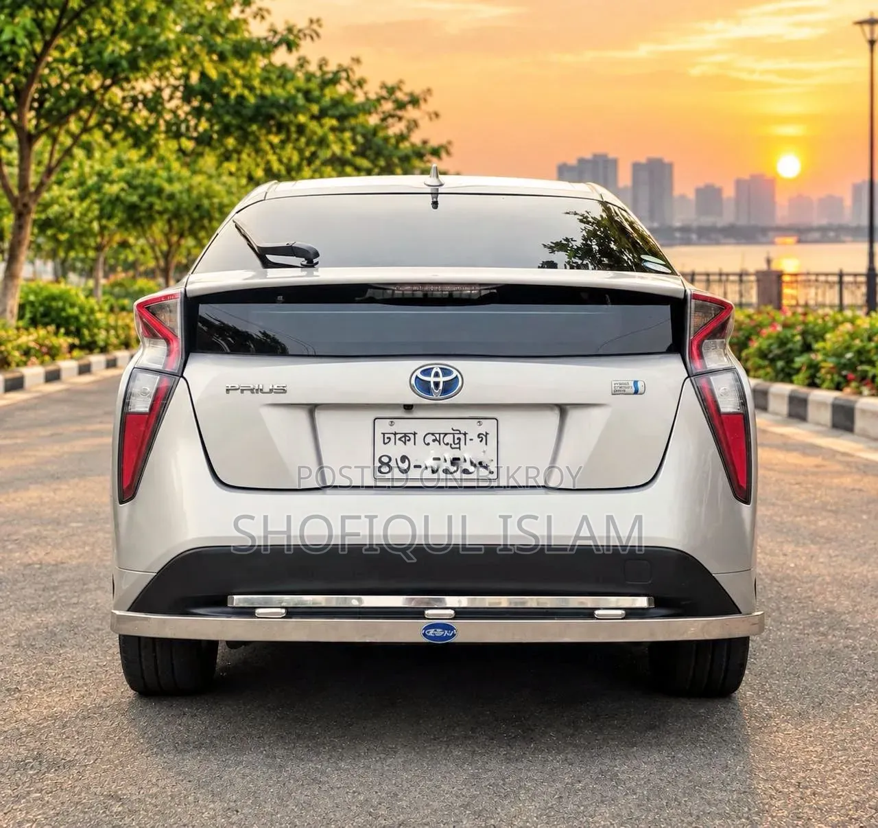 Toyota Prius Four 4dr Hatchback (1.8L 4cyl gas/electric hybrid CVT)