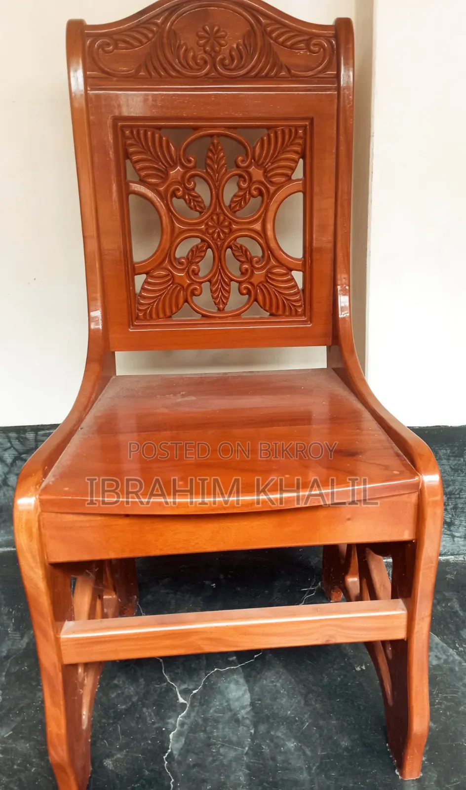 ডাইনিং টেবিল