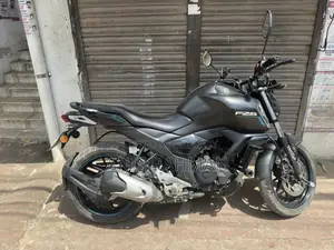 ইয়ামাহা এফজেডএস ভি৩ ২০২২ কালো