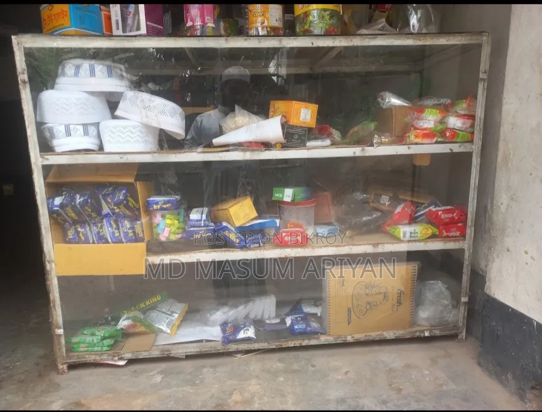 দোকানের সামনের রেক গ্লাস করা