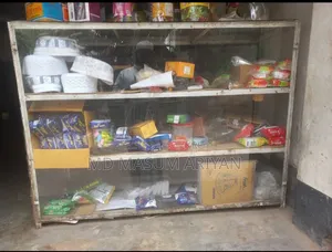 দোকানের সামনের রেক গ্লাস করা