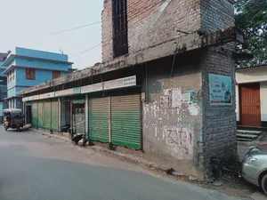 Market with Land for Urgent Sale