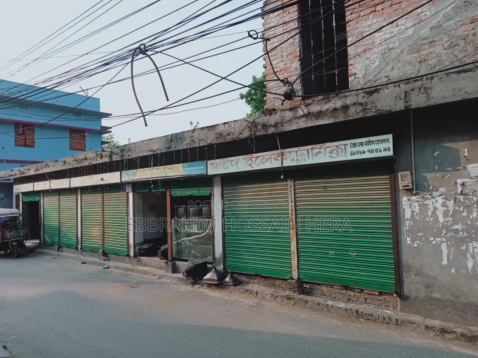 Market with Land for Urgent Sale