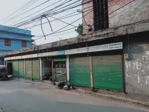 Market with Land for Urgent Sale