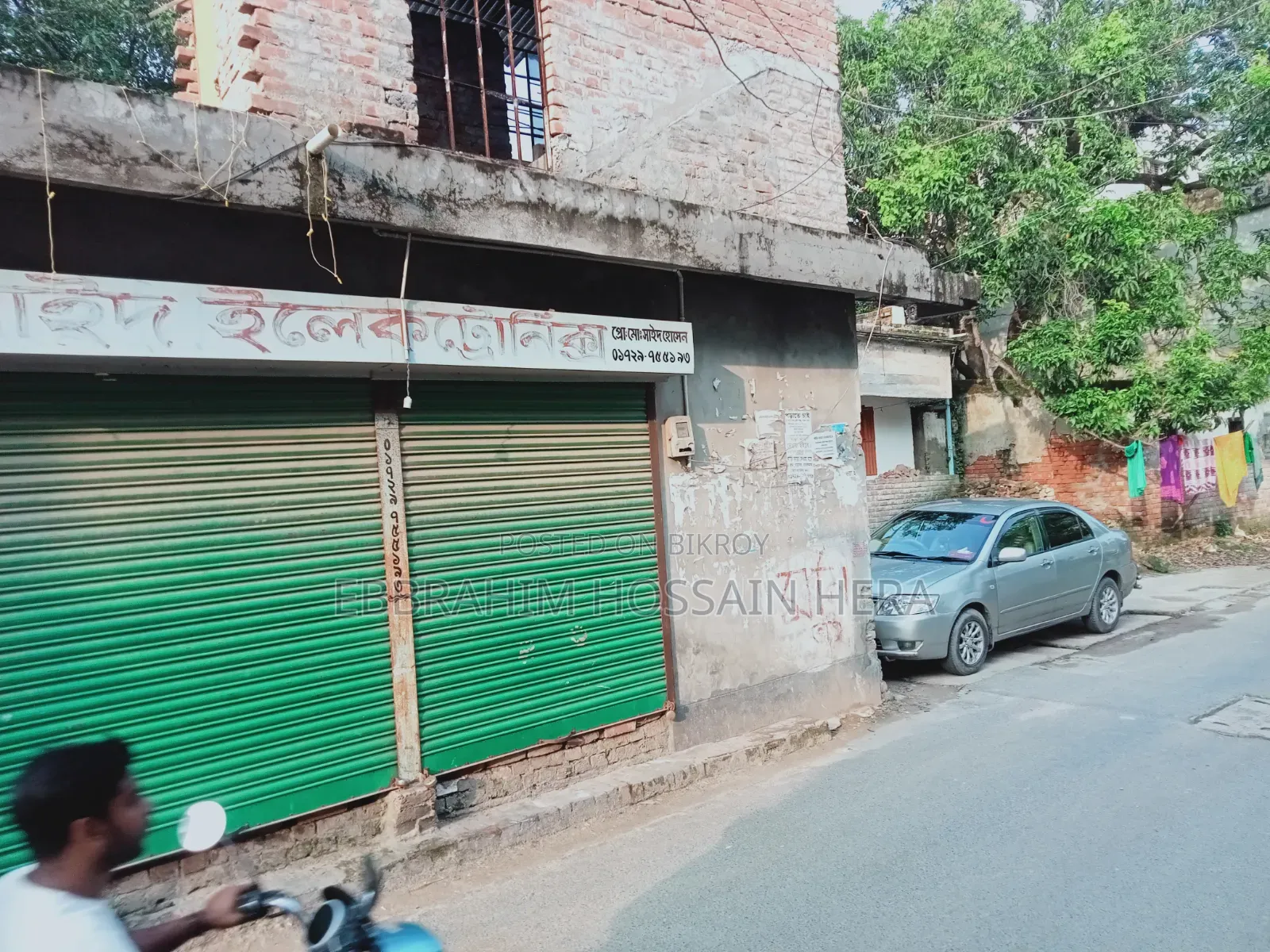 Market with Land for Urgent Sale