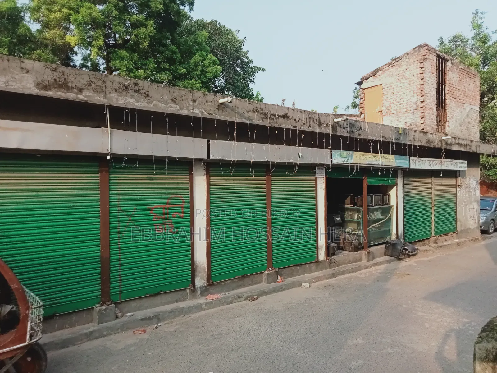 Market with Land for Urgent Sale
