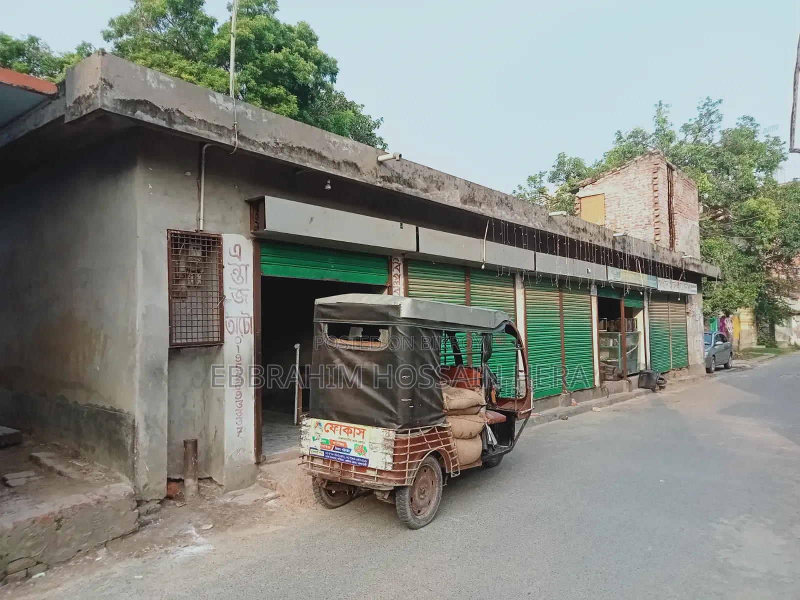 Market with Land for Urgent Sale