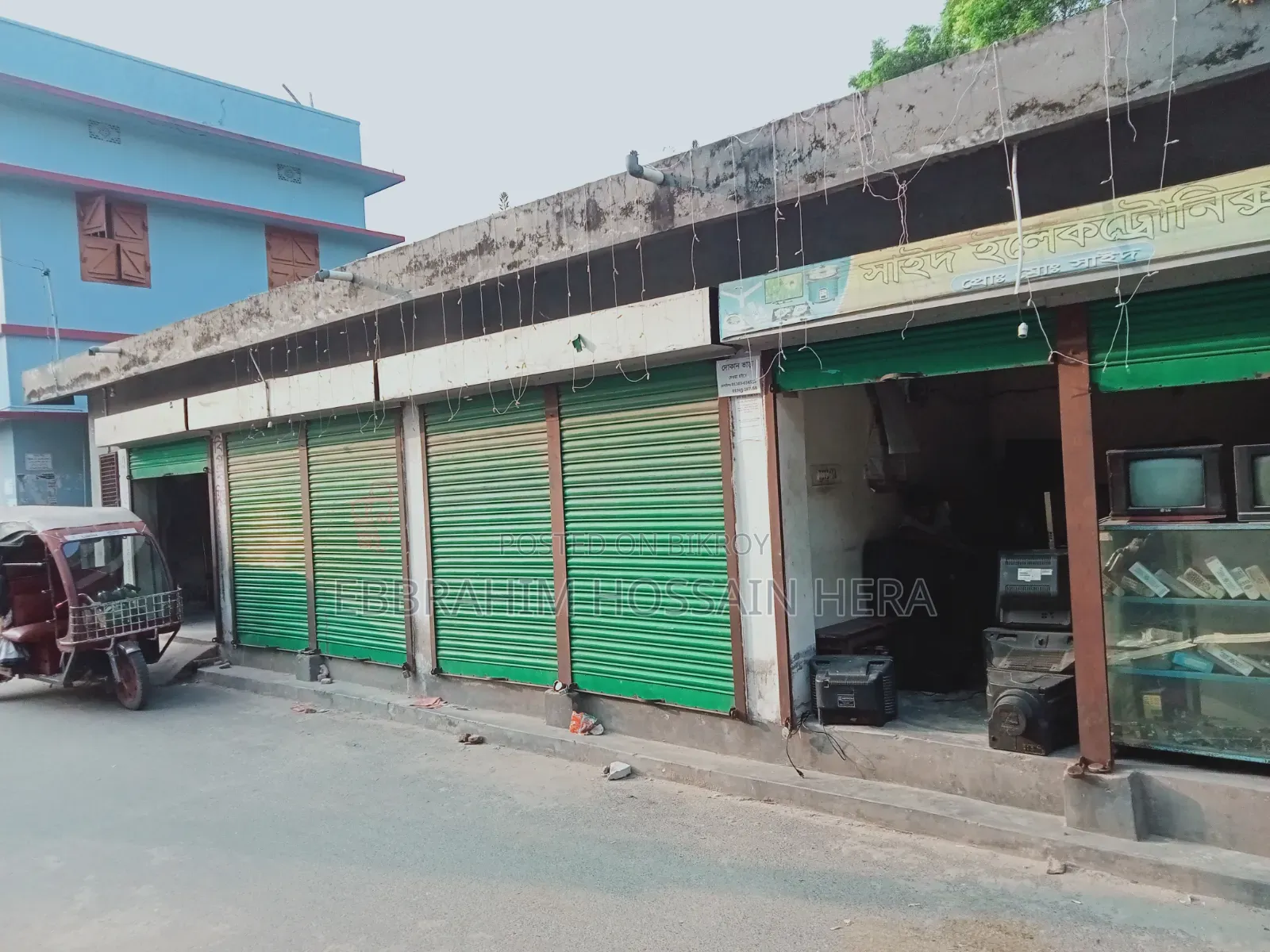 Market with Land for Urgent Sale