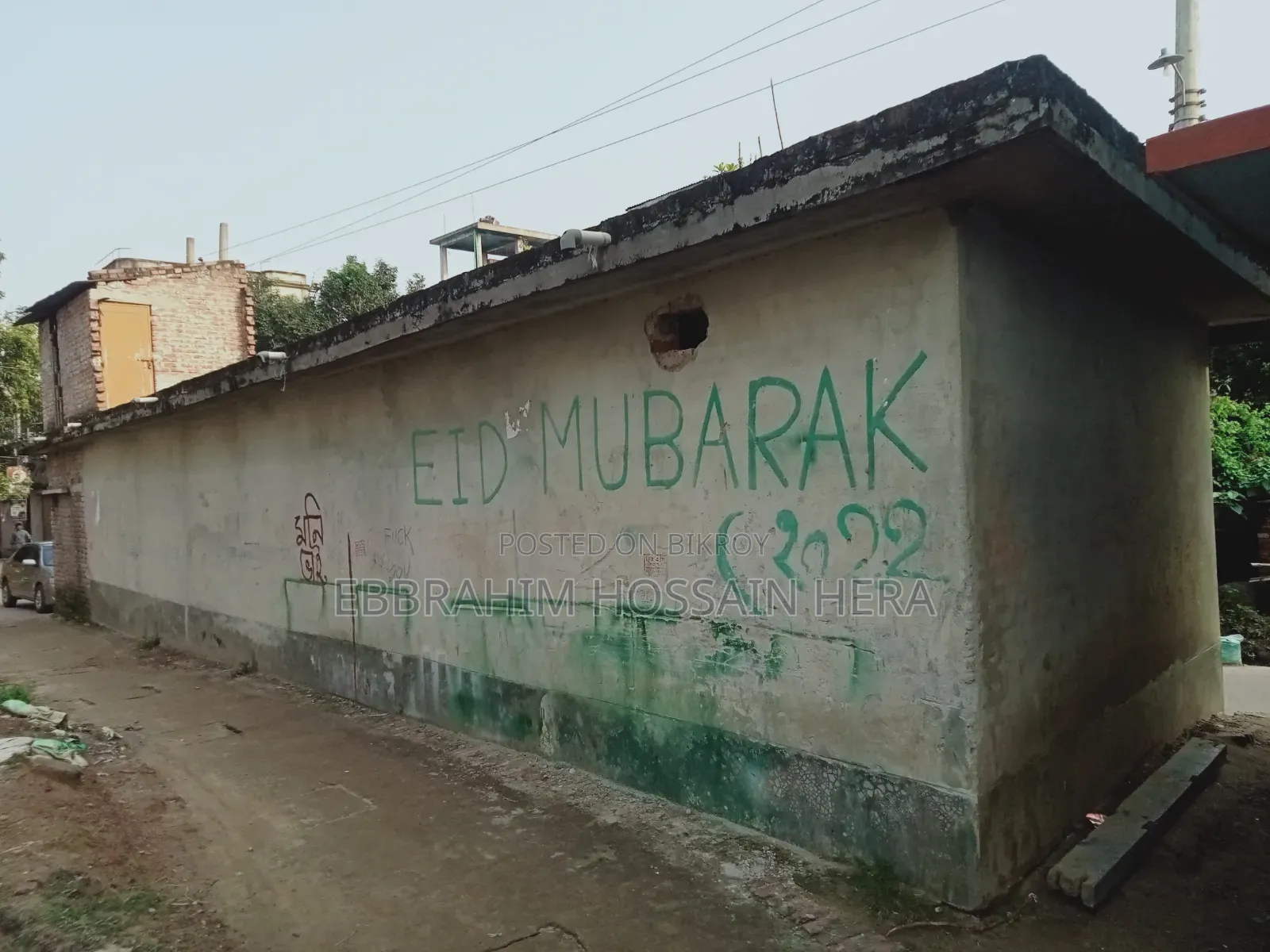 Market with Land for Urgent Sale