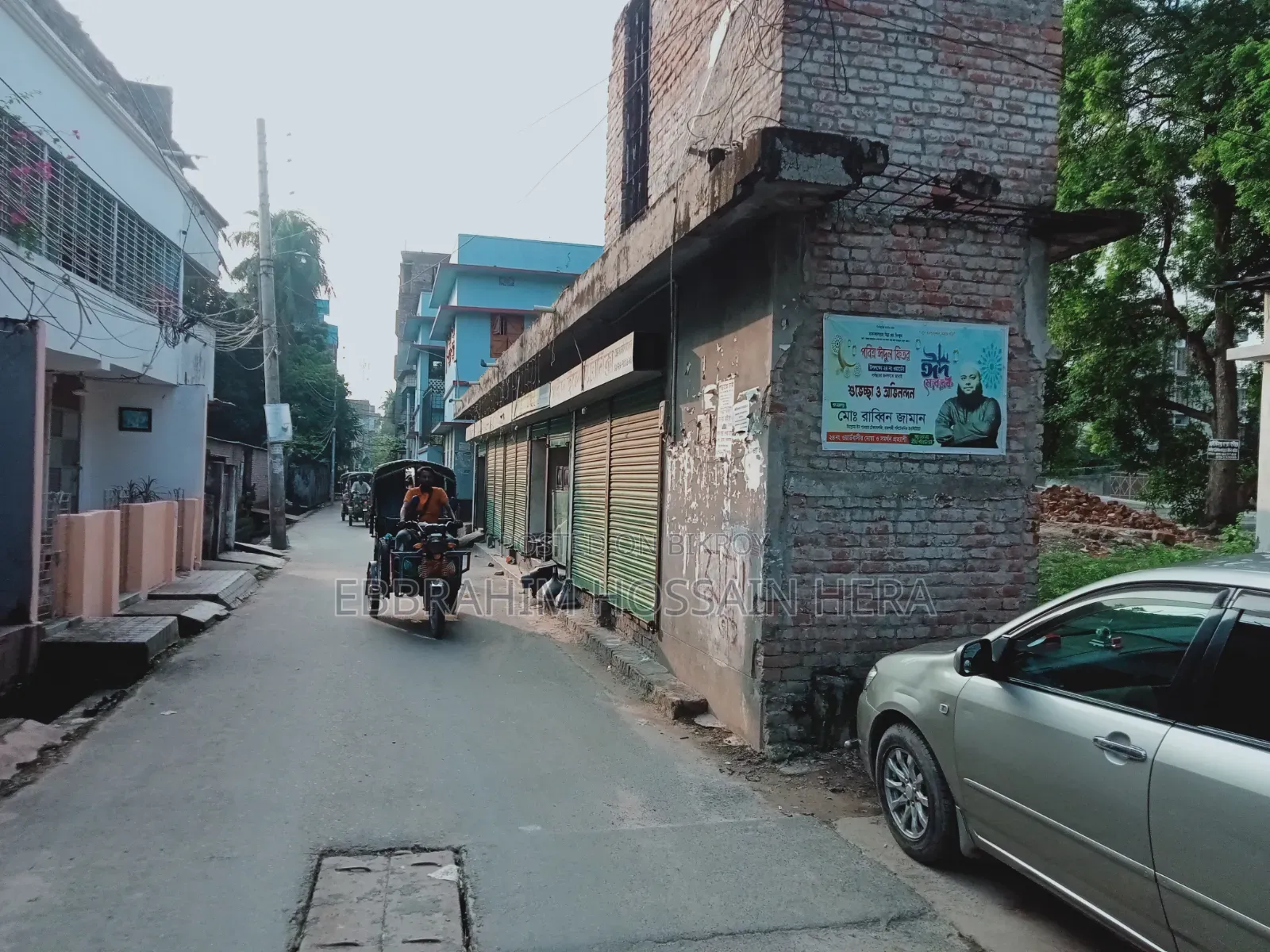 Market with Land for Urgent Sale