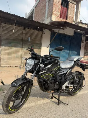 সুজুকি জিক্সার ২০২৫ কালো
