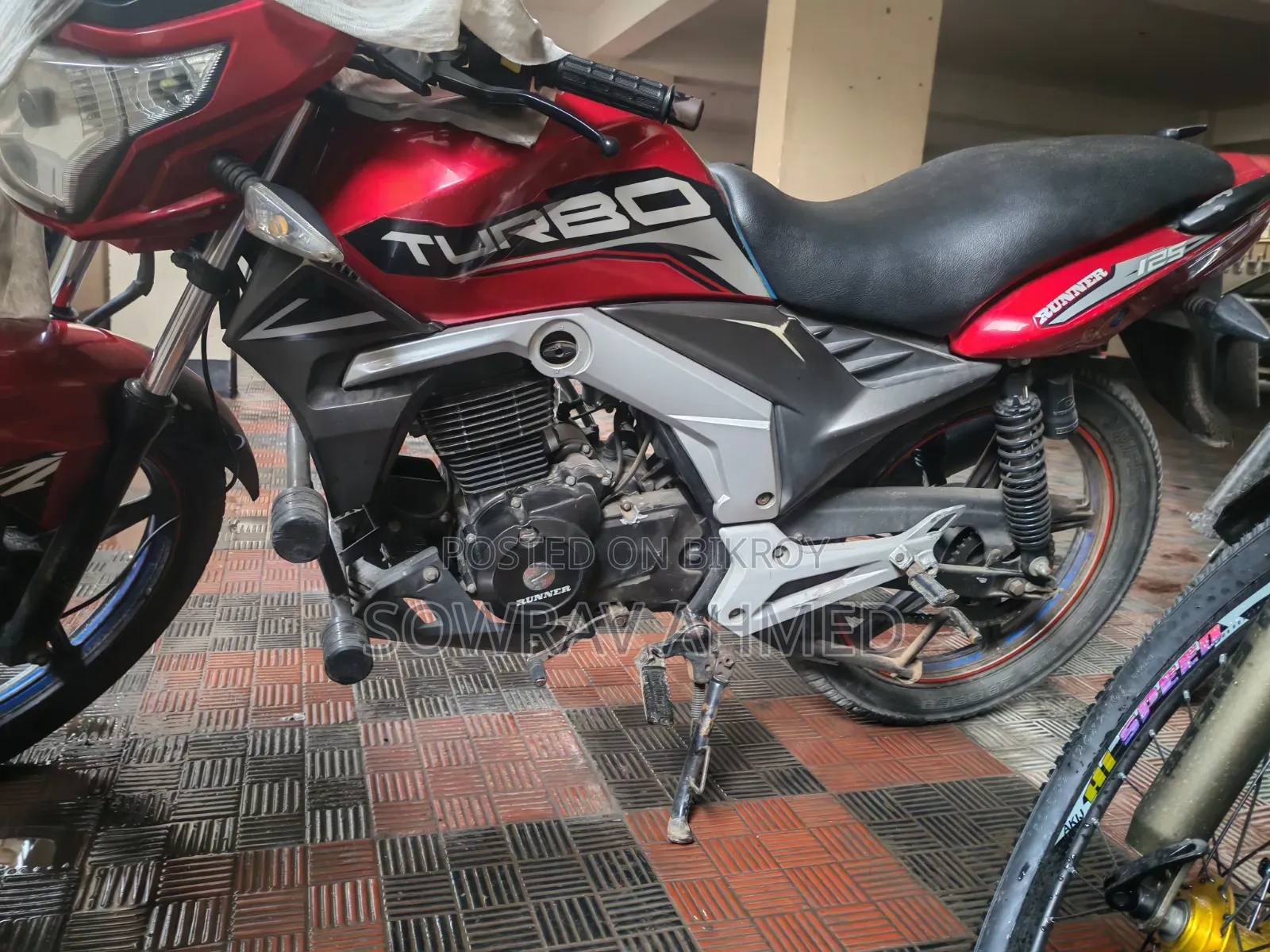রানার টার্বো ভি২ ২০২৩ লাল